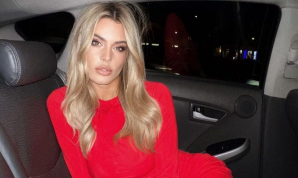 Sophie Codegoni, che rischio al compleanno: la candelina infiamma i capelli