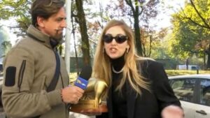 Chiara Ferragni riceve il Tapiro di Striscia la Notizia, la sua reazione: “Me lo merito”