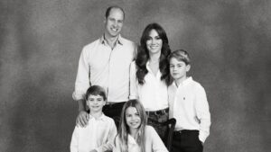 Anche Kate e William si preparano al Natale: la foto di famiglia rompe col passato