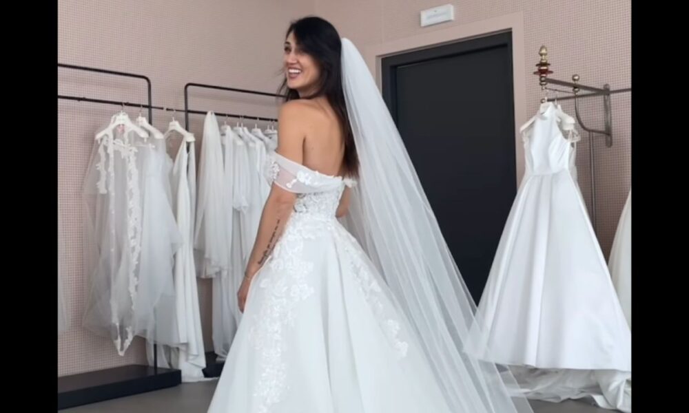 Cecilia Rodriguez piange in atelier: la prova dell’abito da sposa è in lacrime