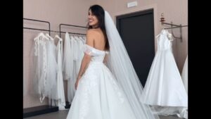 Cecilia Rodriguez piange in atelier: la prova dell’abito da sposa è in lacrime
