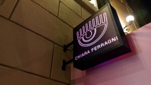 Iniziano i saldi, ma il negozio di Chiara Ferragni a Milano è vuoto