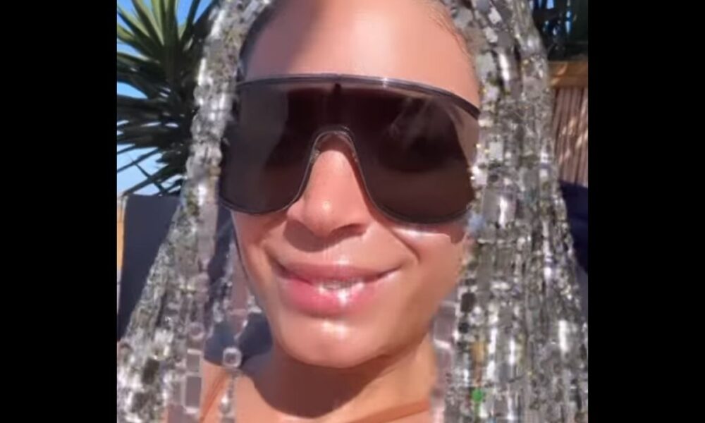 Elodie annulla il concerto, ma è in vacanza in Egitto: il video dopo la polemica