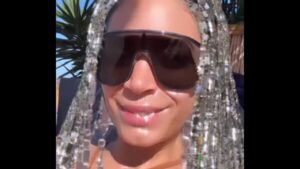 Elodie annulla il concerto, ma è in vacanza in Egitto: il video dopo la polemica