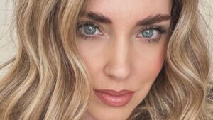 Chiara Ferragni torna sui social e sblocca i commenti (ma solo i complimenti)