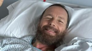 Jovanotti in ospedale: 8 ore di operazione, come sta ora