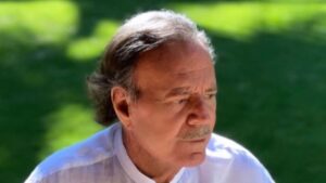 Julio Iglesias fermato in aeroporto: trovati 42 kg di cibo in valigia