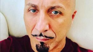 Amici contro Jurman: “Cerca visibilità infangando”, il musicista prende la parola