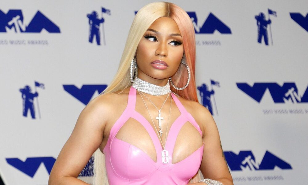 Nicki Minaj si blocca durante il concerto: “Questa canzone è stupida, non la canto”
