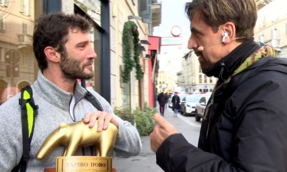 Striscia la Notizia consegna il tapiro a Stefano De Martino: le sue parole sul flirt con Alessia Marcuzzi