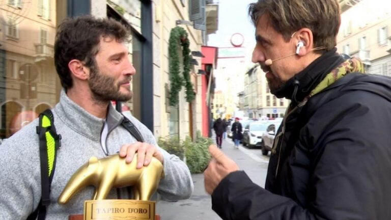 Stefano De Martino Striscia la Notizia Valerio Staffelli tapiro