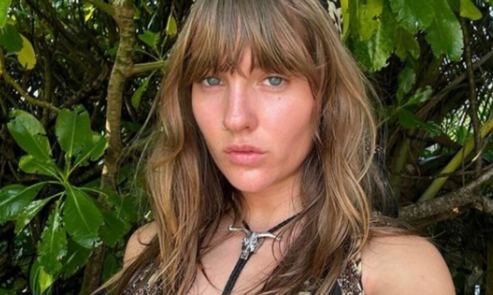Victoria De Angelis alle Maldive tra baci romantici e scatti sexy allo specchio