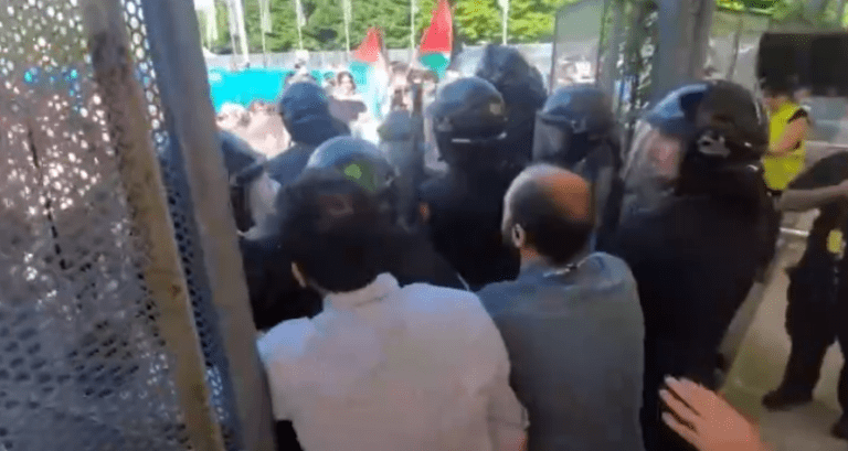 manifestanti al salone del libro