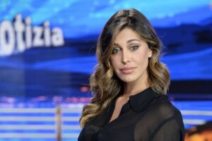 Belen pubblica questa foto, ma i fan notano un dettaglio dallo specchio: si scatenano i commenti