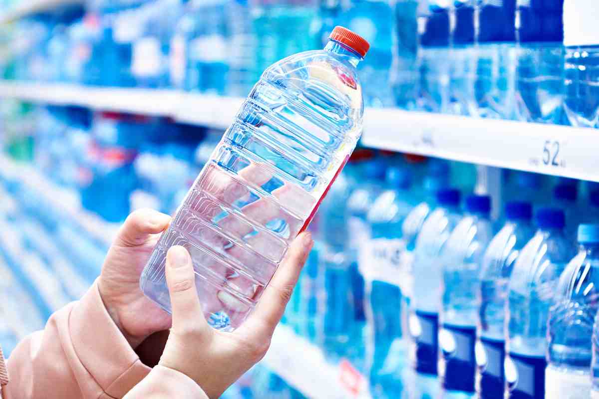 L'acqua minerale in bottiglia fa male? Ecco cosa è stato scoperto 41 acqua bottiglia fa male?