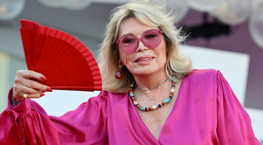 💅 Amanda Lear a Domenica In: "Eredità? Non ho più nulla. Ornella Vanoni è stata presa in giro" 48 amanda lear