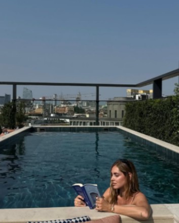 chiara ferragni legge in piscina