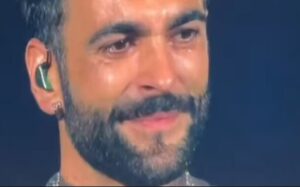 Marco Mengoni in Lacrime sul Palco: L’Emozionante Omaggio alla Madre con il Brano “Luce”