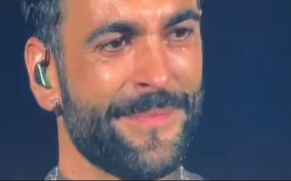 Marco Mengoni in Lacrime sul Palco: L'Emozionante Omaggio alla Madre con il Brano "Luce" 45 marco mengoni