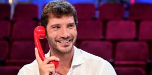 Stefano De Martino: Finalmente la Verità sulla Sua Vita Sentimentale. Il Conduttore si Dichiara “Single per Legittima Difesa”