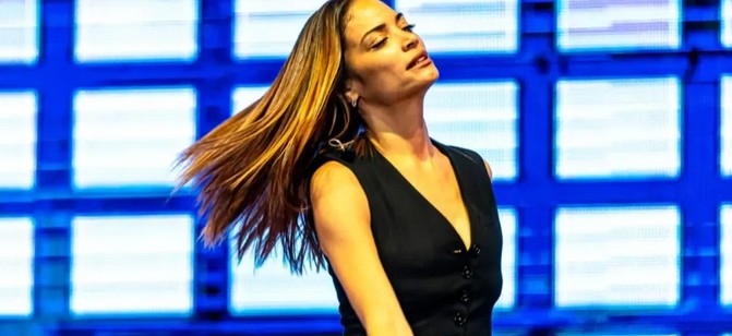 elodie fa il dito medio 1