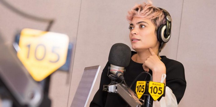 elodie fa il dito medio 2