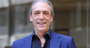Luca Ward: Età, Altezza, Carriera e Vita Privata dell’Icona del Doppiaggio Italiano