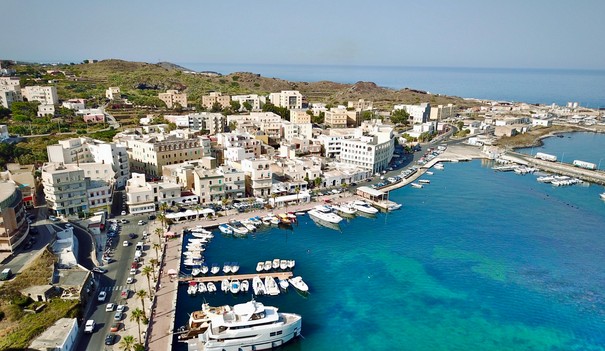 L'Estate Lenta di Luisa Ranieri: Vacanze da Sogno a Pantelleria con la Famiglia 42 PANTELLERIA