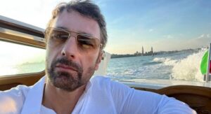 Raoul Bova in Vacanza in Puglia: la Serenità con le Figlie Dopo lo Scandalo