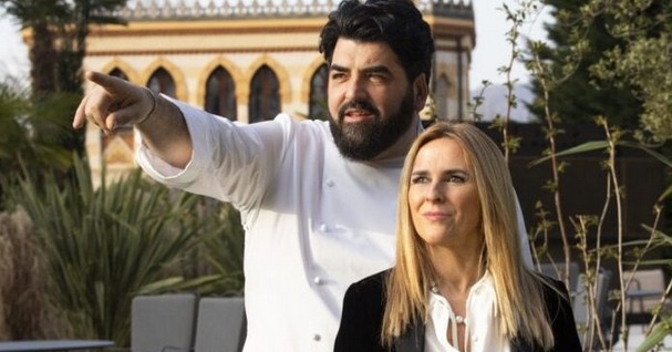 La Guida Completa al "Cannavacciuolo Vineyard": L'Esperienza Gastronomica in Toscana 44 antonino cannavacciuolo e la moglie