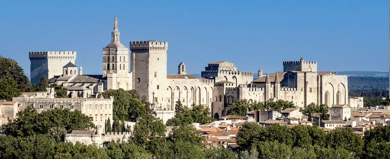 Niente Mare, Folla o Afa: Csaba dalla Zorza Sceglie una Meta Chic e Sottovalutata in Francia 43 avignone palazzo dei papi