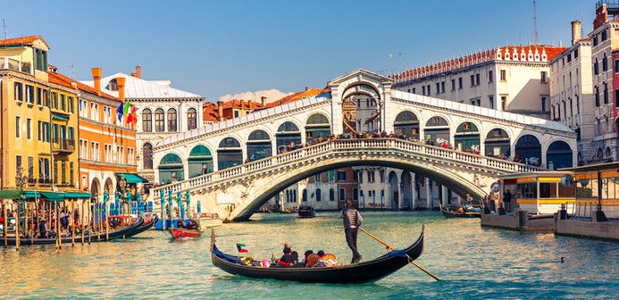 "Emily in Paris" a Venezia: Requisiti Rigidi per 500 Comparse 42 emily in paris