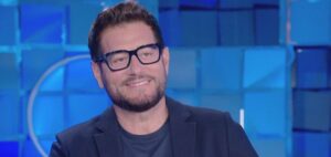 Enrico Papi contro Affari Tuoi: Un Duro Attacco Dopo Gerry Scotti