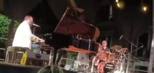 Paura al Concerto di Raphael Gualazzi: Crollo sul Palco ad Agnone Cilento