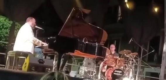 Paura al Concerto di Raphael Gualazzi: Crollo sul Palco ad Agnone Cilento 41 gualazzi