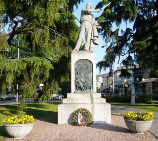 Luino, la Perla del Lago Maggiore: Guida Completa su Cosa Vedere e Fare 47 monumento a giuseppe garibaldi luino