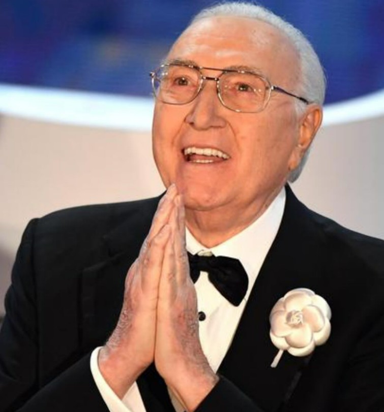 L'Addio a Pippo Baudo: Le Emozioni di Colleghi e Fan, dalla Camera Ardente ai Funerali 47 pippo baudo cristina parodi