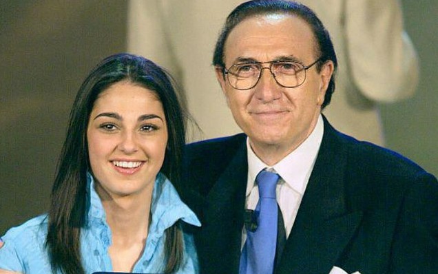 L'Addio a Pippo Baudo: Le Emozioni di Colleghi e Fan, dalla Camera Ardente ai Funerali 45 pippo baudo e anna tatangelo