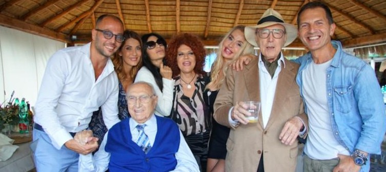 Pippo Baudo: Il Silenzio sulla Morte, I Problemi di Salute e l'Ultima Telefonata con Renzo Arbore 43 pippo baudo sedia a rotelle
