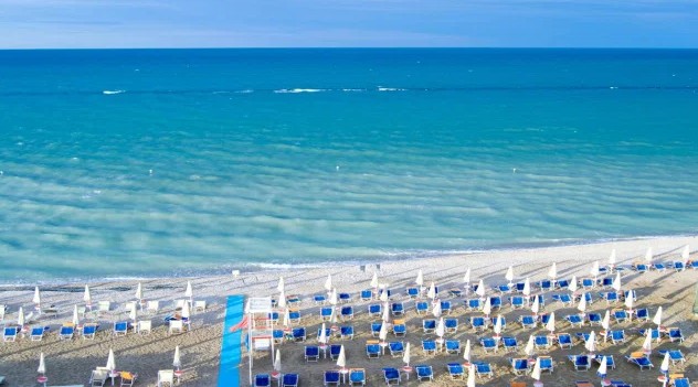 Caro Spiagge 2025: Ombrelloni Alle Stelle e Rincari Record in Tutta Italia 42 senigallia spiaggia di velluto