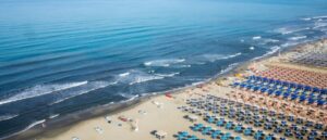 Crisi Estate 2025 sulle Spiagge Toscane: Turisti “Mordi e Fuggi” e Fenomeno Baby Gang