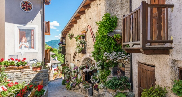 Usseaux: Il Borgo Dipinto del Piemonte, Guida Completa a Cosa Vedere 42 usseaux 1