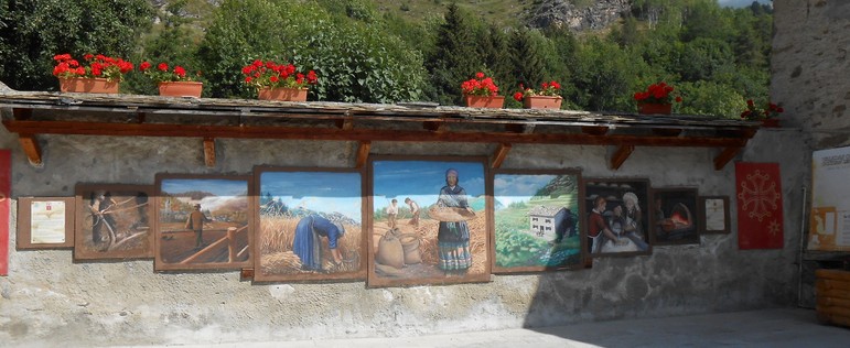 Usseaux: Il Borgo Dipinto del Piemonte, Guida Completa a Cosa Vedere 44 usseaux murales