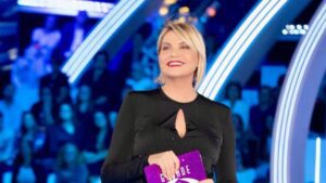 Simona Ventura Riporta il Grande Fratello alle Origini: Bene gli Ascolti, Ma la Fiction Vince la Serata
