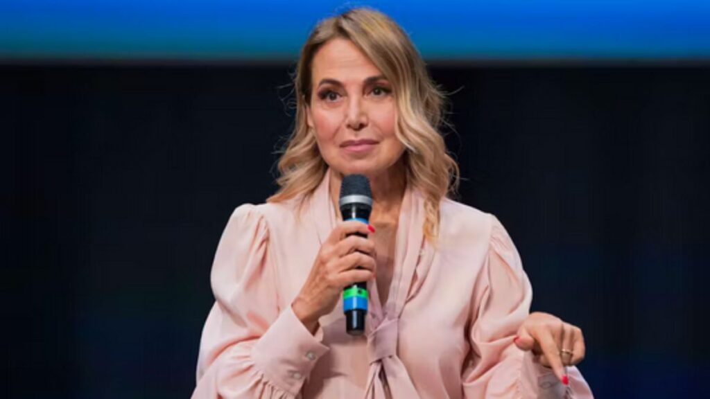 Barbara D’Urso, le accuse di Fabrizio Corona: «Scontri con Maria De Filippi e veto di Marina Berlusconi» 52 barbara d'urso