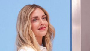 Chiara Ferragni e la Nuova Collezione: “Club Illusi per sempre” Accusata di Copia da Tommaso Zorzi