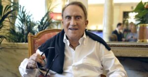 Addio a Emilio Fede: Il Decano del Giornalismo Televisivo si Spegne a 94 Anni