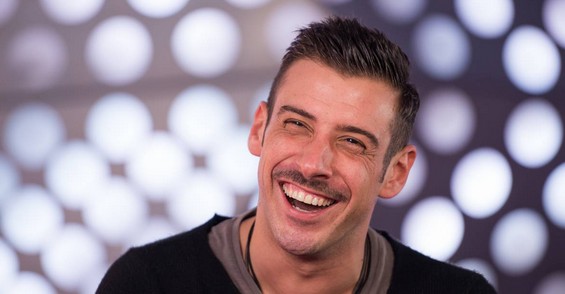 francesco gabbani il talento di un cantautore e polistrumentista