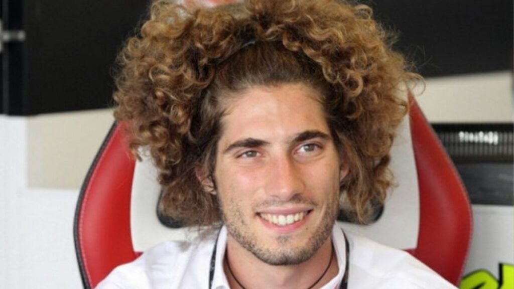 🏍️ Marco Simoncelli: Il "SuperSic" Dalla Chioma Ribelle, Eroe del Motomondiale 52 marco simoncelli 1