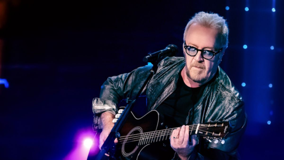 Umberto Tozzi Annuncia l’Addio Finale alle Scene e Presenta un Brano per la Ricerca